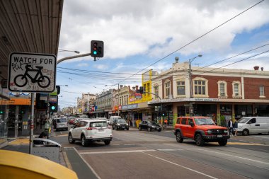 Sydney Yolu Melbourne 'da trafik sıkışıklığı olan insanlar yaz aylarında hippilerle Melbourne' da bisiklet sürüyorlar.