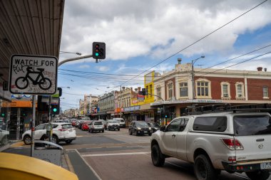 Sydney Yolu Melbourne 'da trafik sıkışıklığı olan insanlar yaz aylarında hippilerle Melbourne' da bisiklet sürüyorlar.