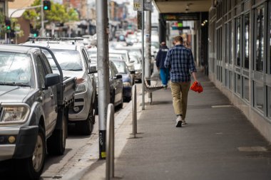 Sydney Yolu Melbourne 'da trafik sıkışıklığı olan insanlar yaz aylarında hippilerle Melbourne' da bisiklet sürüyorlar.