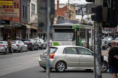 Sydney Yolu Melbourne 'da trafik sıkışıklığı olan insanlar yaz aylarında hippilerle Melbourne' da bisiklet sürüyorlar.