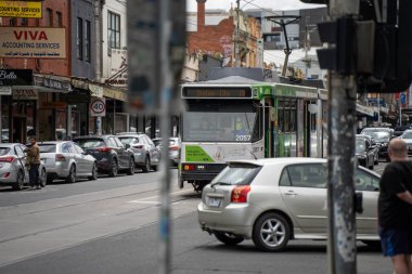Sydney Yolu Melbourne 'da trafik sıkışıklığı olan insanlar yaz aylarında hippilerle Melbourne' da bisiklet sürüyorlar.