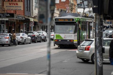 Sydney Yolu Melbourne 'da trafik sıkışıklığı olan insanlar yaz aylarında hippilerle Melbourne' da bisiklet sürüyorlar.