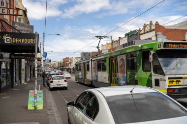 Sydney Yolu Melbourne 'da trafik sıkışıklığı olan insanlar yaz aylarında hippilerle Melbourne' da bisiklet sürüyorlar.