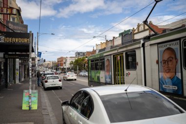 Sydney Yolu Melbourne 'da trafik sıkışıklığı olan insanlar yaz aylarında hippilerle Melbourne' da bisiklet sürüyorlar.