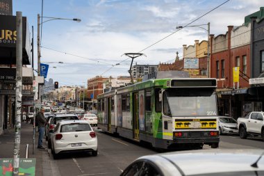 Sydney Yolu Melbourne 'da trafik sıkışıklığı olan insanlar yaz aylarında hippilerle Melbourne' da bisiklet sürüyorlar.