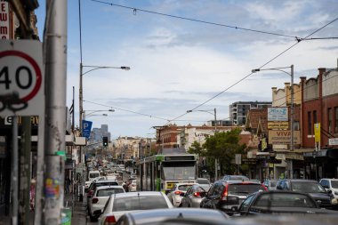 Sydney Yolu Melbourne 'da trafik sıkışıklığı olan insanlar yaz aylarında hippilerle Melbourne' da bisiklet sürüyorlar.