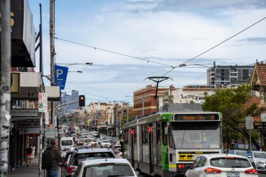Sydney Yolu Melbourne 'da trafik sıkışıklığı olan insanlar yaz aylarında hippilerle Melbourne' da bisiklet sürüyorlar.