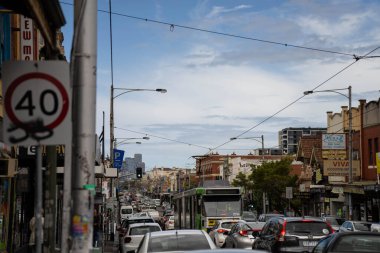 Sydney Yolu Melbourne 'da trafik sıkışıklığı olan insanlar yaz aylarında hippilerle Melbourne' da bisiklet sürüyorlar.