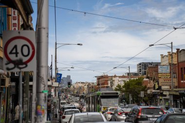 Sydney Yolu Melbourne 'da trafik sıkışıklığı olan insanlar yaz aylarında hippilerle Melbourne' da bisiklet sürüyorlar.