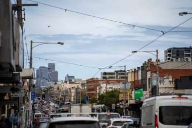 Sydney Yolu Melbourne 'da trafik sıkışıklığı olan insanlar yaz aylarında hippilerle Melbourne' da bisiklet sürüyorlar.