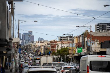 Sydney Yolu Melbourne 'da trafik sıkışıklığı olan insanlar yaz aylarında hippilerle Melbourne' da bisiklet sürüyorlar.