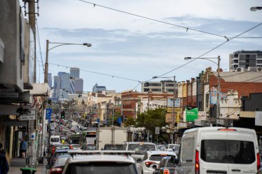 Sydney Yolu Melbourne 'da trafik sıkışıklığı olan insanlar yaz aylarında hippilerle Melbourne' da bisiklet sürüyorlar.