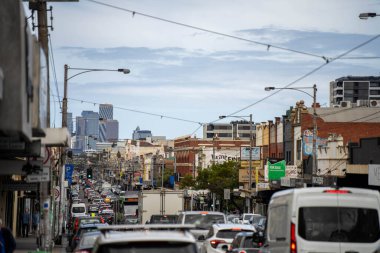 Sydney Yolu Melbourne 'da trafik sıkışıklığı olan insanlar yaz aylarında hippilerle Melbourne' da bisiklet sürüyorlar.