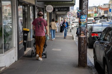 Sydney Yolu Melbourne 'da trafik sıkışıklığı olan insanlar yaz aylarında hippilerle Melbourne' da bisiklet sürüyorlar.