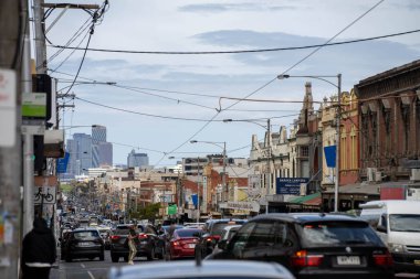Sydney Yolu Melbourne 'da trafik sıkışıklığı olan insanlar yaz aylarında hippilerle Melbourne' da bisiklet sürüyorlar.