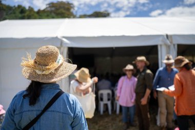Bir grup çiftçi, bir tarlada, güneş gören bir şapka takan çiftçi topluluğunu öğreniyor. Bir tarladaki ekinleri incelemek, toprak ve bitki örneklerini incelemek