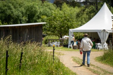 Yenilenebilir bir çiftlikte sürdürülebilir gıda üretiminde büyüyen tarım ürünleri, çayırlar ve otlar. Yerli bitkiler akşam karanlığında karbon depoluyorlar. Avustralya 'da baharda tarım arazisi
