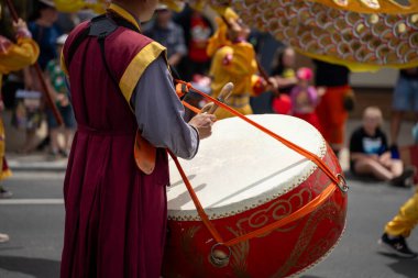 Çin Yeni Yıl Festivali Yazın Avustralya 'da kırmızı davul çalıyor