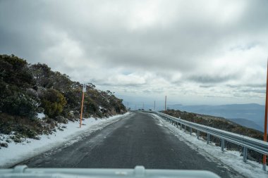 Dağda kar var, insanlar kışın oynuyor.