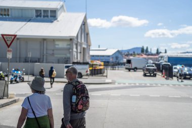 İnsanlar bir sokak pazarında Avustralya 'da bir şehri keşfediyorlar.