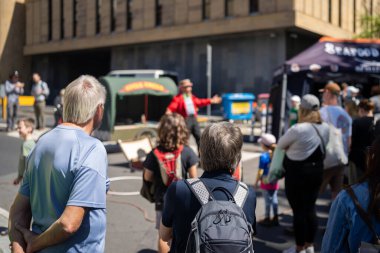 İnsanlar bir sokak pazarında Avustralya 'da bir şehri keşfediyorlar.