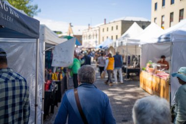 İnsanlar baharda Avustralya 'da bir markette yürüyorlar.