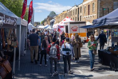 İnsanlar baharda Avustralya 'da bir markette yürüyorlar.