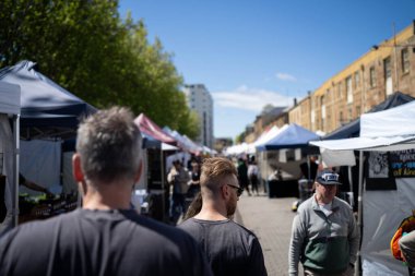 İnsanlar baharda Avustralya 'da bir markette yürüyorlar.