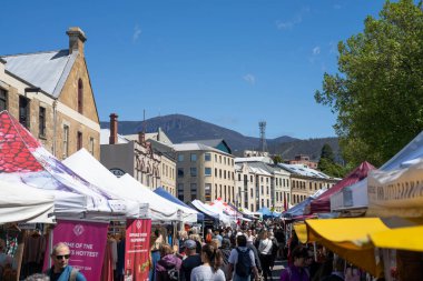 İnsanlar bir sokak pazarında Avustralya 'da bir şehri keşfediyorlar.
