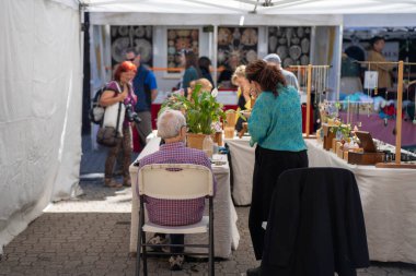 İnsanlar bir sokak pazarında Avustralya 'da bir şehri keşfediyorlar.
