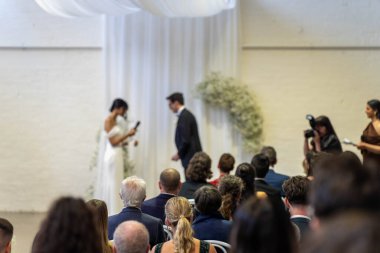 İçerideki bir etkinliği izleyen süslü insanlar. 