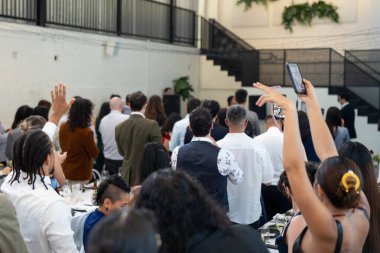 İçerideki bir etkinliği izleyen süslü insanlar. 