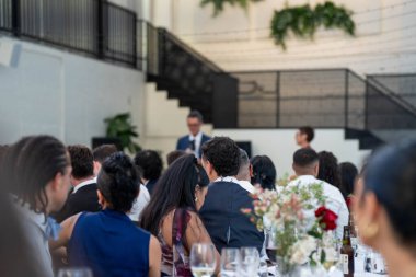 İçerideki bir etkinliği izleyen süslü insanlar. 