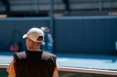 Avustralya 'da bir tenis kortunda mavi sert kort. 