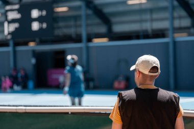 Avustralya 'da bir tenis kortunda mavi sert kort. 