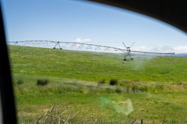 Center Pivot Sulama Sistemi Avustralya 'nın açık gökyüzünün altındaki Geniş Yeşil Çiftlik Alanı suluyor. Sürdürülebilir Tarım ve Su Yönetimi için Modern Tarım Gösterimi