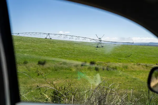 Center Pivot Sulama Sistemi Avustralya 'nın açık gökyüzünün altındaki Geniş Yeşil Çiftlik Alanı suluyor. Sürdürülebilir Tarım ve Su Yönetimi için Modern Tarım Gösterimi