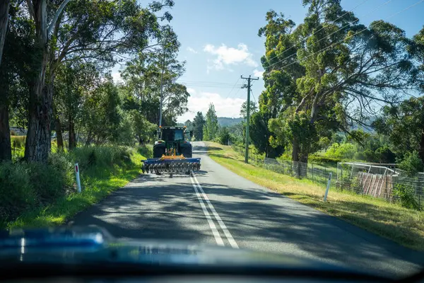 Avustralya 'da Modern Traktör Bir Kırsal Yol Seyahatinde. Tarım Makineleri ve Sürdürülebilir Arazi Yenilenebilir Çiftçiliğin Geleceği İçin Hazırlık Gösterimi
