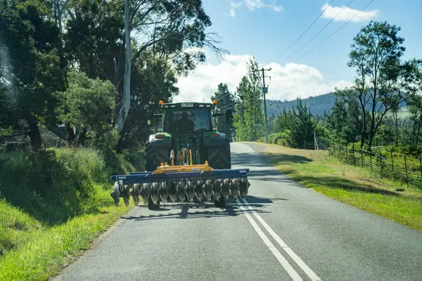 Avustralya 'da Modern Traktör Bir Kırsal Yol Seyahatinde. Tarım Makineleri ve Sürdürülebilir Arazi Yenilenebilir Çiftçiliğin Geleceği İçin Hazırlık Gösterimi