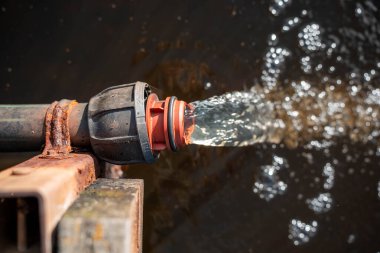 Avustralya 'daki bir çiftlikte su arıtma tesisatı için çiftlikteki su deposuna su pompalamak. 