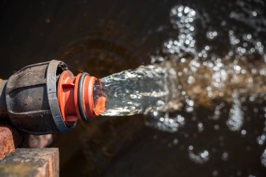 Avustralya 'daki bir çiftlikte su arıtma tesisatı için çiftlikteki su deposuna su pompalamak. 
