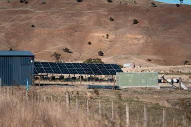 Sulama için çiftlikteki bir barajda su pompası için güneş paneli 