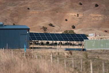 Sulama için çiftlikteki bir barajda su pompası için güneş paneli 