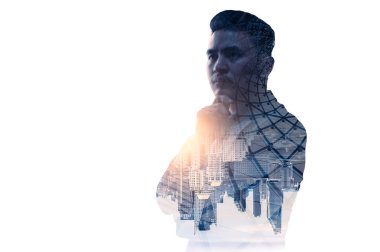 Gündoğumu sırasında kentin görüntüsüyle örtüşen iş adamının çifte pozlama görüntüsü. Modern hayat, iş, şehir hayatı ve internet kavramı..