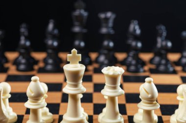 satranç tahtası iş ve eğitim konsepti ile oynanır