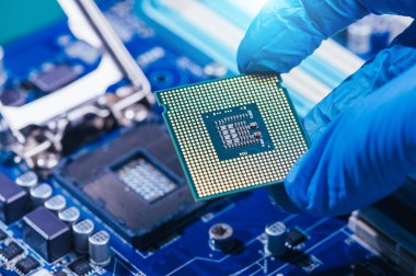 Teknisyen bilgisayarı tamir ediyor. bilgisayar, işlemci, anakart, donanım, onarım, güncelleme ve teknoloji kavramı.