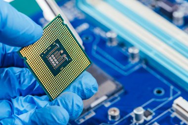 Teknisyen bilgisayarı tamir ediyor. bilgisayar, işlemci, anakart, donanım, onarım, güncelleme ve teknoloji kavramı.