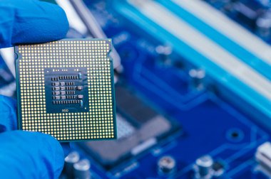 Teknisyen bilgisayarı tamir ediyor. bilgisayar, işlemci, anakart, donanım, onarım, güncelleme ve teknoloji kavramı.