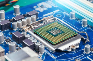 Teknisyen bilgisayarı tamir ediyor. bilgisayar, işlemci, anakart, donanım, onarım, güncelleme ve teknoloji kavramı.