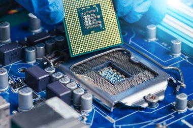 Teknisyen bilgisayarı tamir ediyor. bilgisayar, işlemci, anakart, donanım, onarım, güncelleme ve teknoloji kavramı.